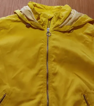 Chaqueta impermeable amarilla.