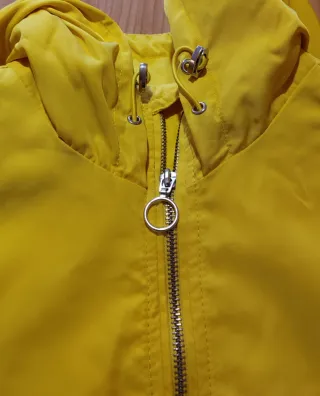 Chaqueta impermeable amarilla.
