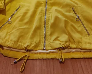 Chaqueta impermeable amarilla.