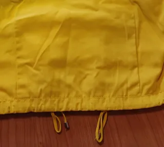 Chaqueta impermeable amarilla.