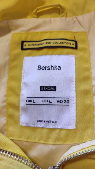 Chaqueta impermeable amarilla.