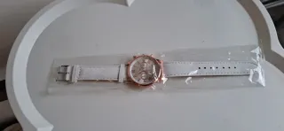 Reloj de pulsera dorado y blanco