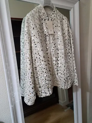 Cazadora bomber lentejuelas plateadas