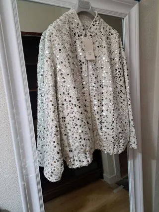 Cazadora bomber lentejuelas plateadas