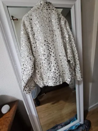 Cazadora bomber lentejuelas plateadas