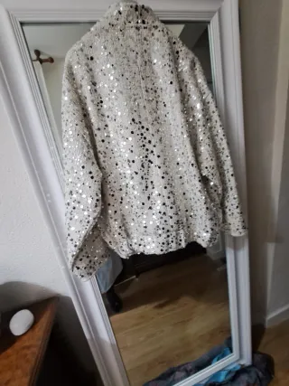 Cazadora bomber lentejuelas plateadas