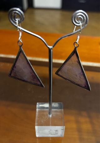 Pendientes triangulares morados y plateados