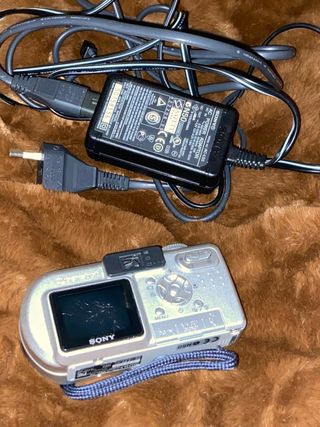 Cámara Sony Digital + Cargador AC