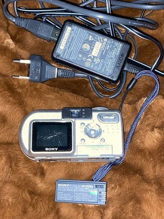 Cámara Sony Digital + Cargador AC