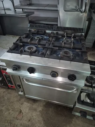 Cocina industrial 4 fuegos con horno