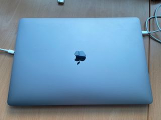 MacBook Pro 15 pulgadas 2016, 16GB, 1TB + funda