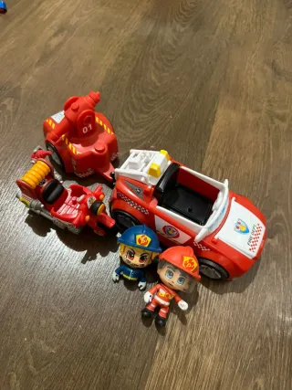 Juguetes bomberos: coche, moto y figuras