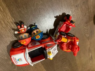 Juguetes bomberos: coche, moto y figuras