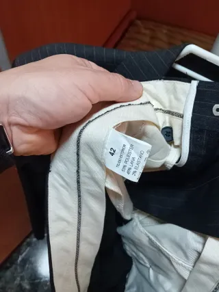 Traje de chaqueta gris con rayas