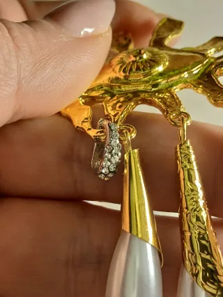 Orecchini dorati con perle bianche