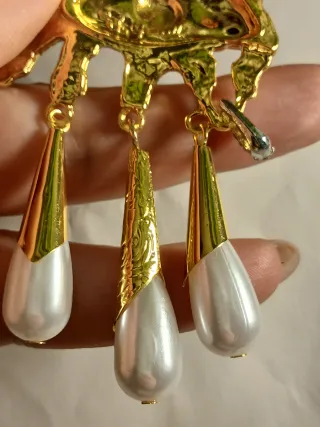 Orecchini dorati con perle bianche