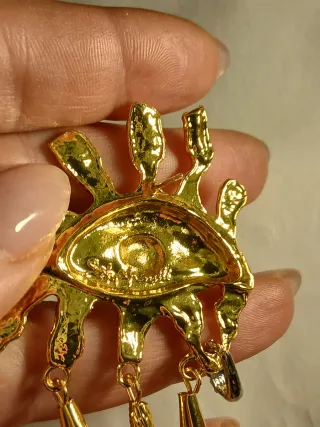 Orecchini dorati con perle bianche