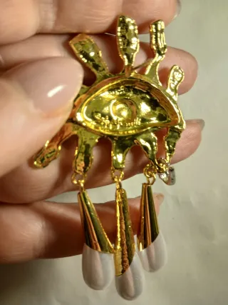 Orecchini dorati con perle bianche