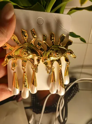 Orecchini dorati con perle bianche