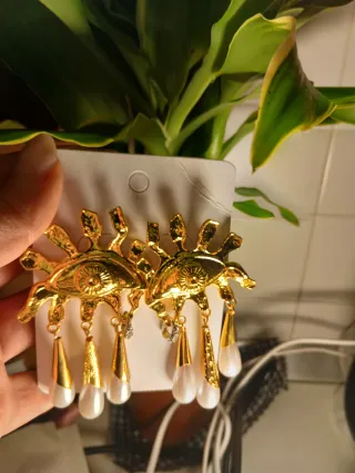 Orecchini dorati con perle bianche