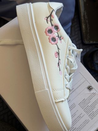 Zapatillas blancas bordadas florales Talla 37