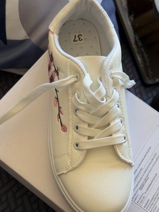 Zapatillas blancas bordadas florales Talla 37