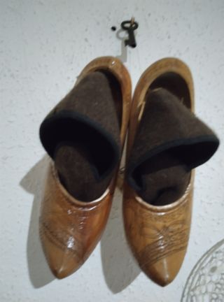 Zuecos de madera hechos a mano + calcetines