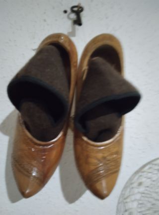 Zuecos de madera hechos a mano + calcetines