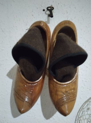 Zuecos de madera hechos a mano + calcetines