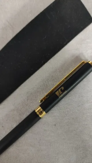 Bolígrafo negro y dorado con logo , a estrenar