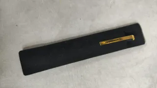 Bolígrafo negro y dorado con logo , a estrenar