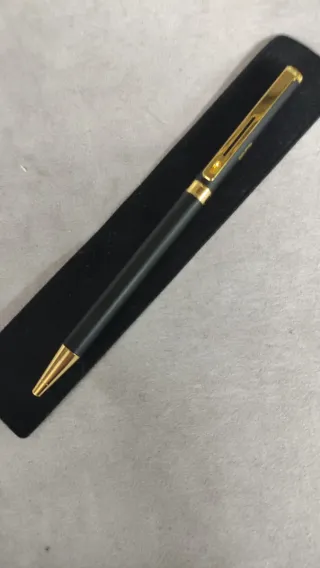 Bolígrafo negro y dorado con logo , a estrenar