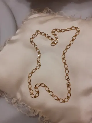 Gargantilla dorada de eslabones.