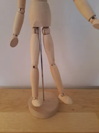Muñeco articulado de madera