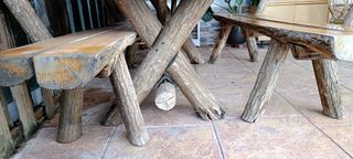 Mesa de exterior robusta con bancos