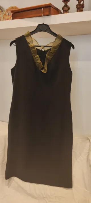 Vestido negro con volantes verde oliva