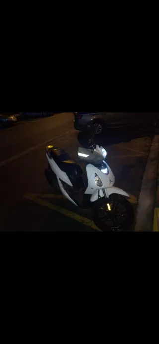 Moto Ciclomotor SYM blanca 2022