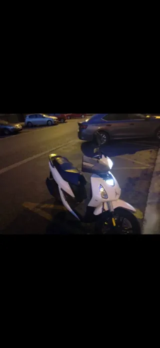 Moto Ciclomotor SYM blanca 2022