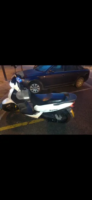 Moto Ciclomotor SYM blanca 2022