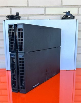 Console PS4 (PlayStation 4) Nera + Controller Bianco