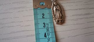 Gargantilla Virgen de Guadalupe cuarzo y perlas