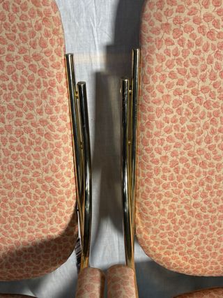 Sillas vintage doradas y rosas