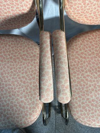 Sillas vintage doradas y rosas