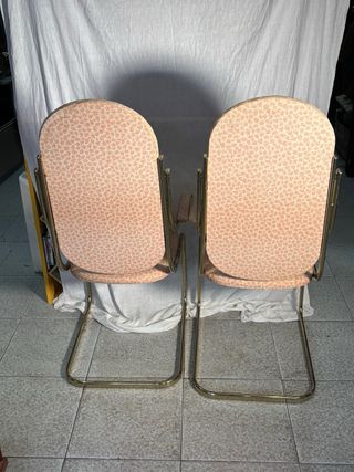 Sillas vintage doradas y rosas