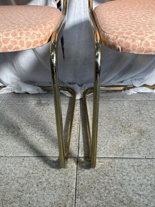 Sillas vintage doradas y rosas