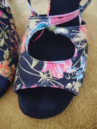 Zapatos de baile con estampado floral