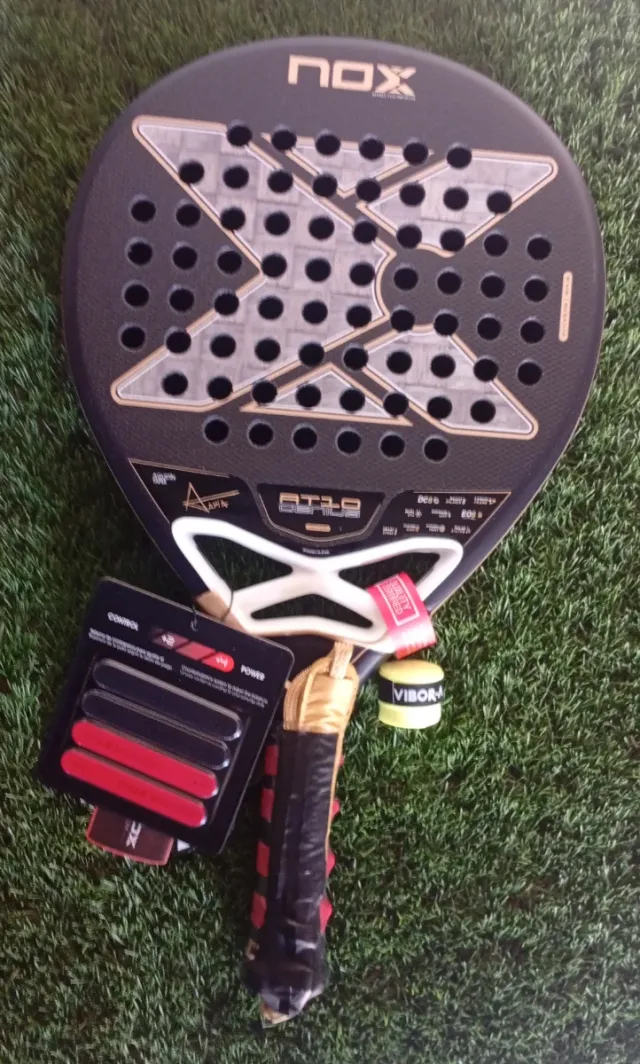 Pala Nox AT10 Genius 18K Alum Agustín Tapia 2026