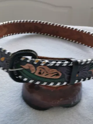 Cinturón de cuero con diseño floral