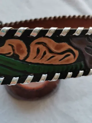 Cinturón de cuero con diseño floral