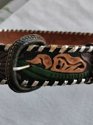 Cinturón de cuero con diseño floral